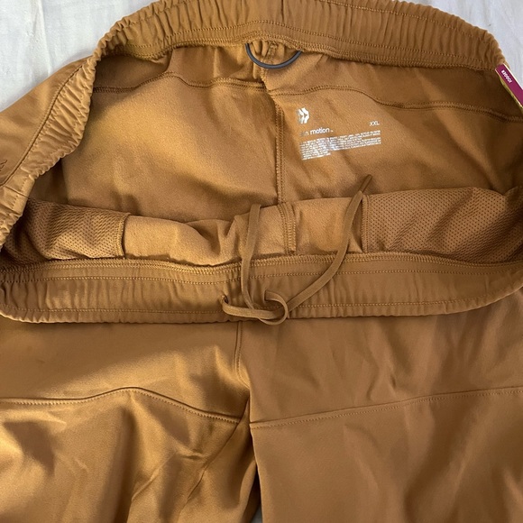 ALL IN MOTION| Men’s Woven Cargo Jogger Pants in Butterscotch - Picture 5 of 8